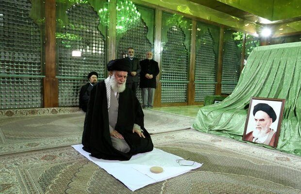 حضور رهبر معظم انقلاب در مرقد امام خمینی (ره) و گلزار شهدا