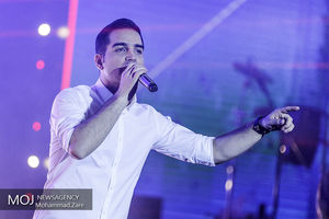 واکنش محسن یگانه به نشان دادن پرچم بحرین در کنسرتش + فیلم