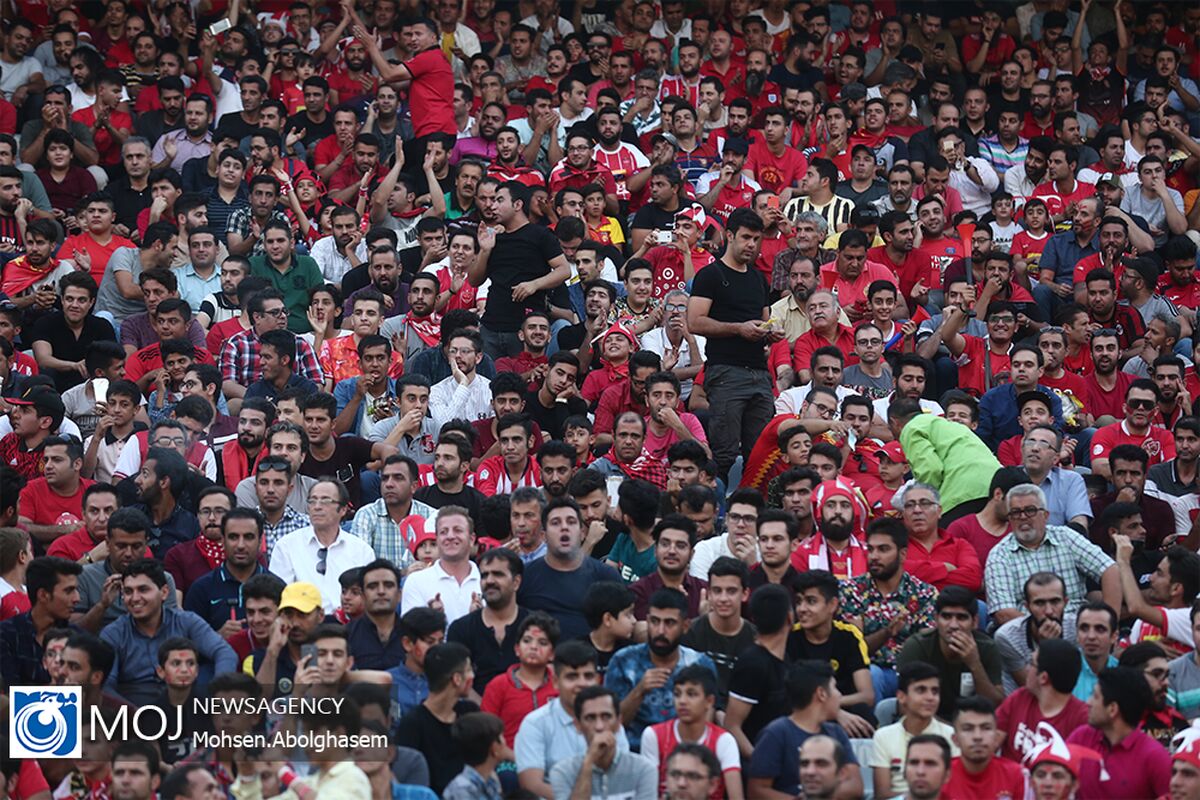دیدار تیم های فوتبال پرسپولیس و پارس جنوبی جم