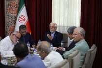 عارف در گفتگو با جامعه‌شناسان بر نقش دانشگاه‌ها و بازسازی اعتماد عمومی تاکید کرد