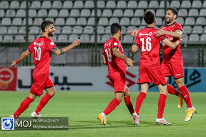 دیدار تیم های فوتبال ذوب آهن اصفهان و پرسپولیس