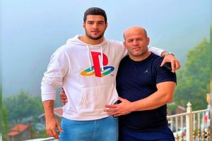 جناب‌ خان و محسن کیایی میزبان فردین معصومی و فرزندش در 1001 هستند