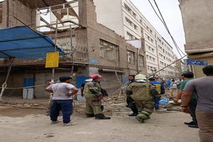 سقوط مرگبار سقف در عملیات غیر اصولی تخریب ساختمان/ سه کارگر مجروح شدند+ فیلم و تصاویر