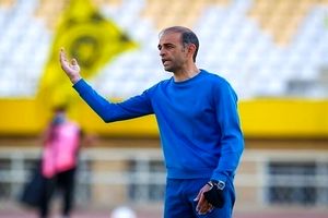 حضور «محرم نویدکیا» در محل تمرین تیم فوتبال سپاهان