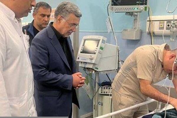 وزیر بهداشت از مجروحان جنگ در چند بیمارستان‌ عیادت کرد