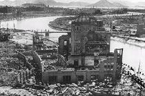 هیروشیما؛ خون سرخ دخترک بر دیوار کاخ سفید + عکس