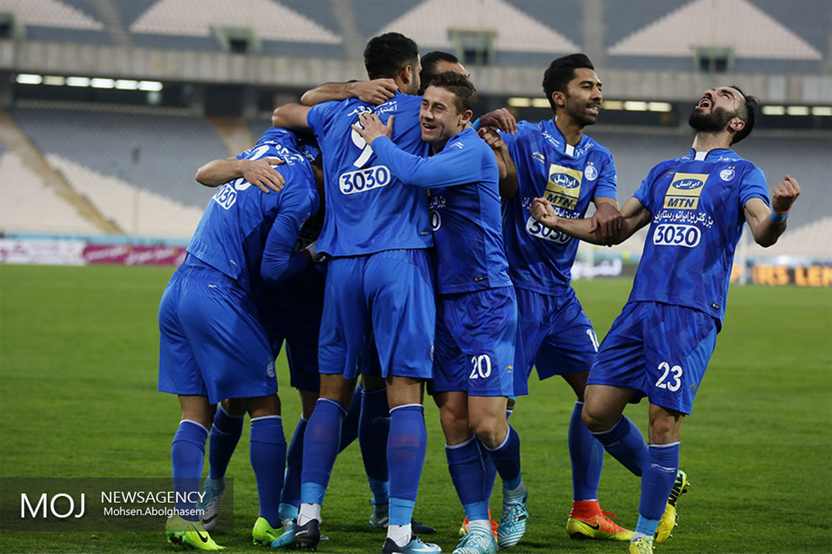 دیدار تیم های فوتبال استقلال تهران و صنعت نفت آبادان