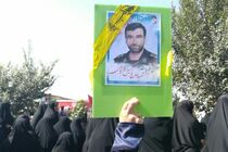 حضور خانواده شهید کمیل قربانی در مراسم تشییع شهید حججی