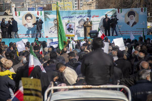 دولت می‌تواند مسائل معیشتی و مشکلات اقتصادی را برای همیشه برطرف کند