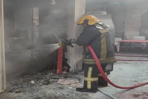 آتش‌سوزی صبحانه‌خوری در خیابان حافظ بندرعباس بدون تلفات جانی مهار شد