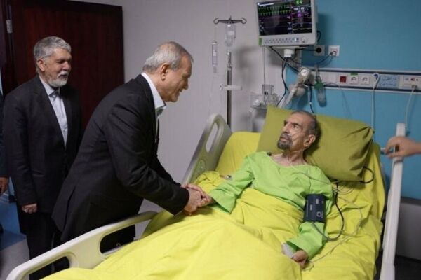 پزشکیان در آستانه روز شعر و ادب فارسی به عیادت موسوی گرمارودی رفت