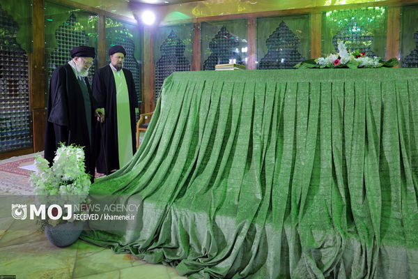 حضرت آیت الله خامنه‌ای در حرم مطهر بنیانگذار جمهوری اسلامی حضور یافتند