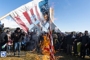 تصویربرداری هوایی از راهپیمایی ۲۲ بهمن/۶۰ دوربین سیار به میان مردم می روند
