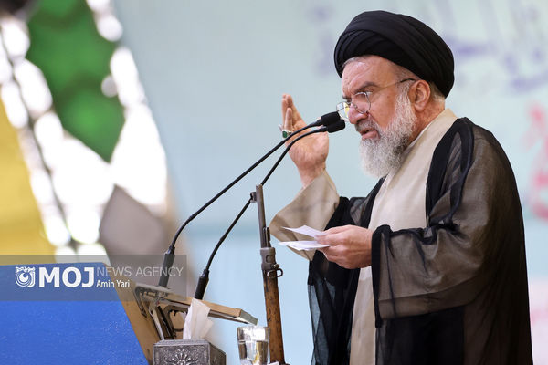 حتی به لبخند دشمن هم باید با تردید نگاه کرد