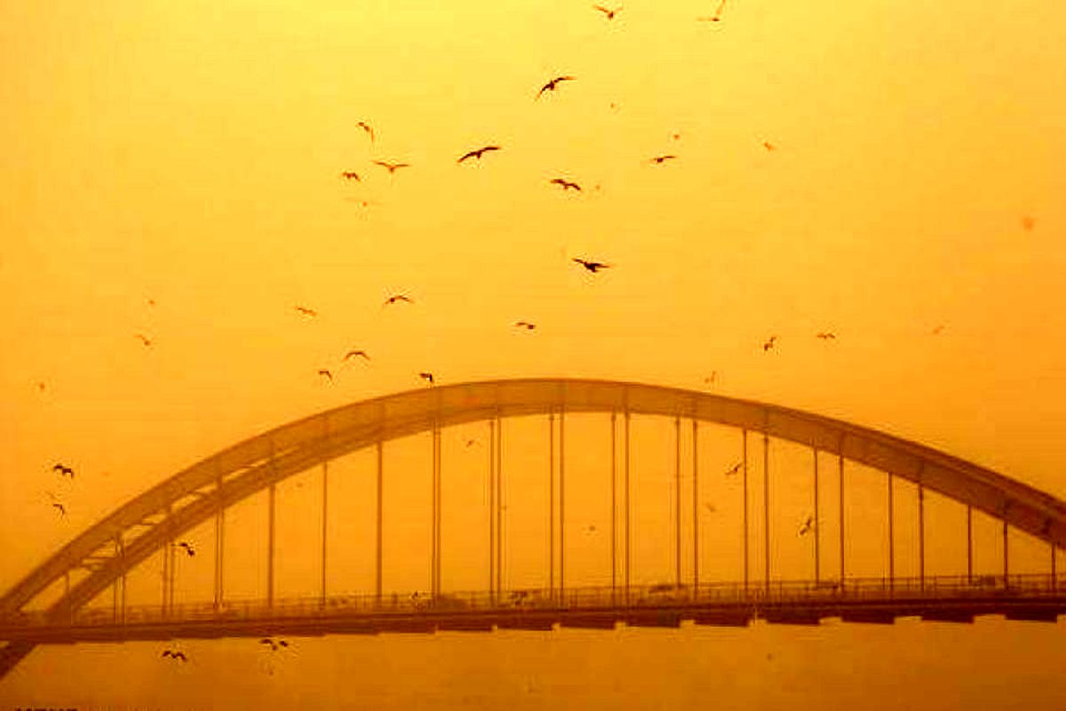 دود ناشی از آتش زدن نیزارهای هورالعظیم در اهواز