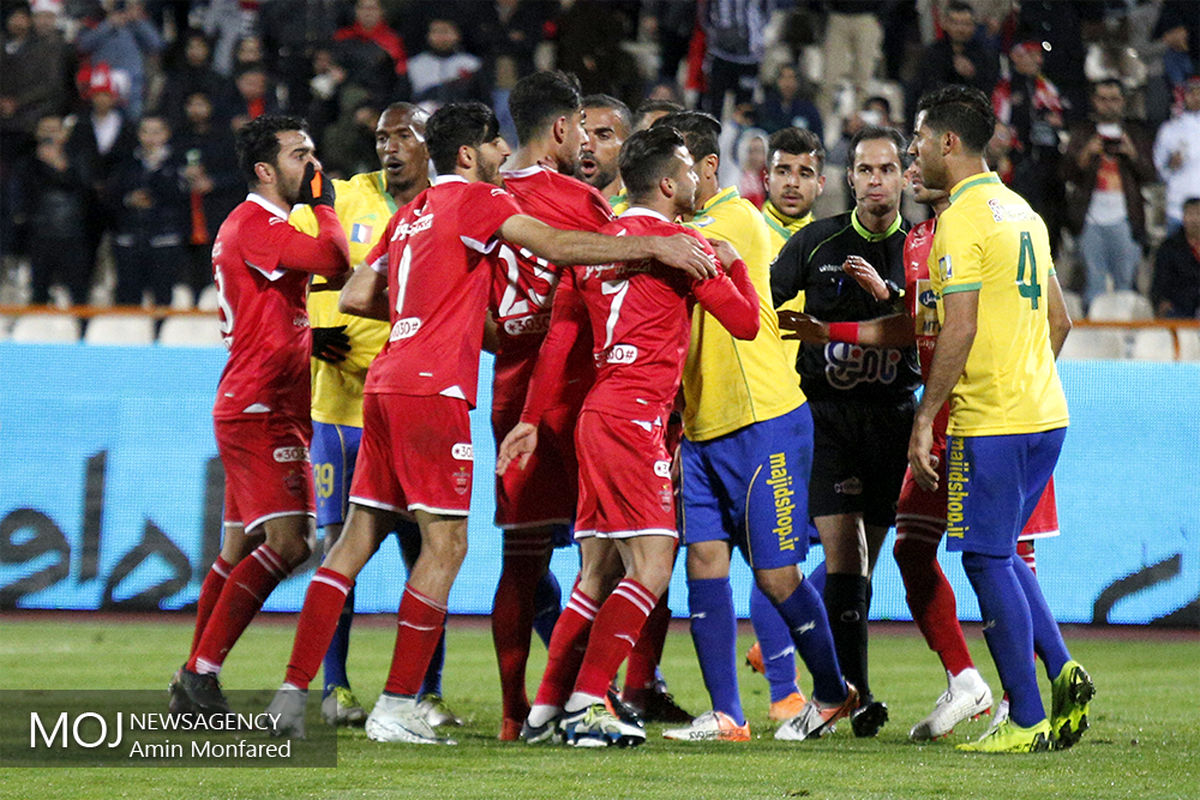 دیدار تیم های فوتبال پرسپولیس و صنعت نفت آبادان