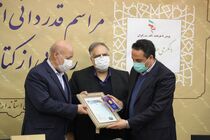تجلیل از مدیرعامل شرکت آبفا استان اصفهان در تحقق اهداف پویش"هرهفته الف-ب ایران"