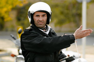 اولین عکس‌ هادی کاظمی در سریال کمدی سال‌های دور از خانه