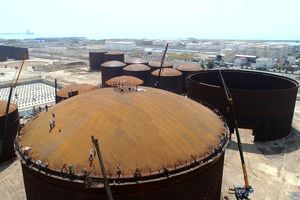 یک فناوری جدید مهندسی در هرمزگان بومی سازی شد/ سقف فوق سنگین مخازن نفتی نصب شد