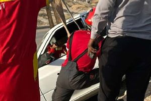 اقدام به‌موقع آتش‌نشانان بندرعباس از سقوط خودرو در بلوار سدید جلوگیری کرد
