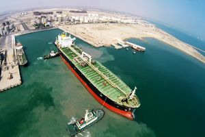 پهلوگیری دومین شناور بزرگ اقیانوس پیما حمل قیر در بندر خلیج فارس