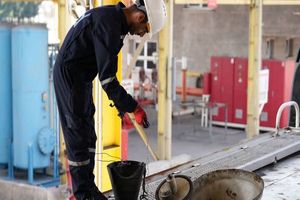 تولید انواع روغن‌های روانکار صنعتی و کشتی در بندر شهید رجایی