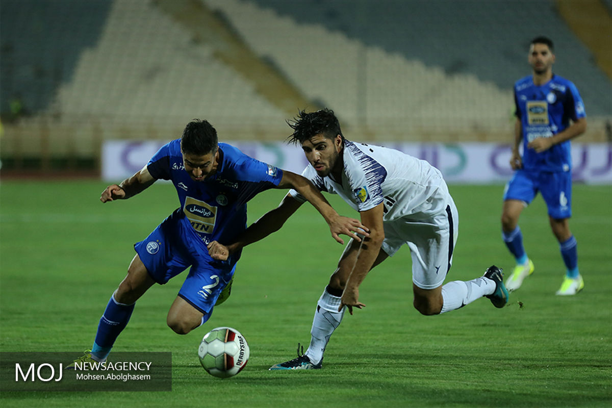 دیدار تیم های فوتبال استقلال تهران و پیکان