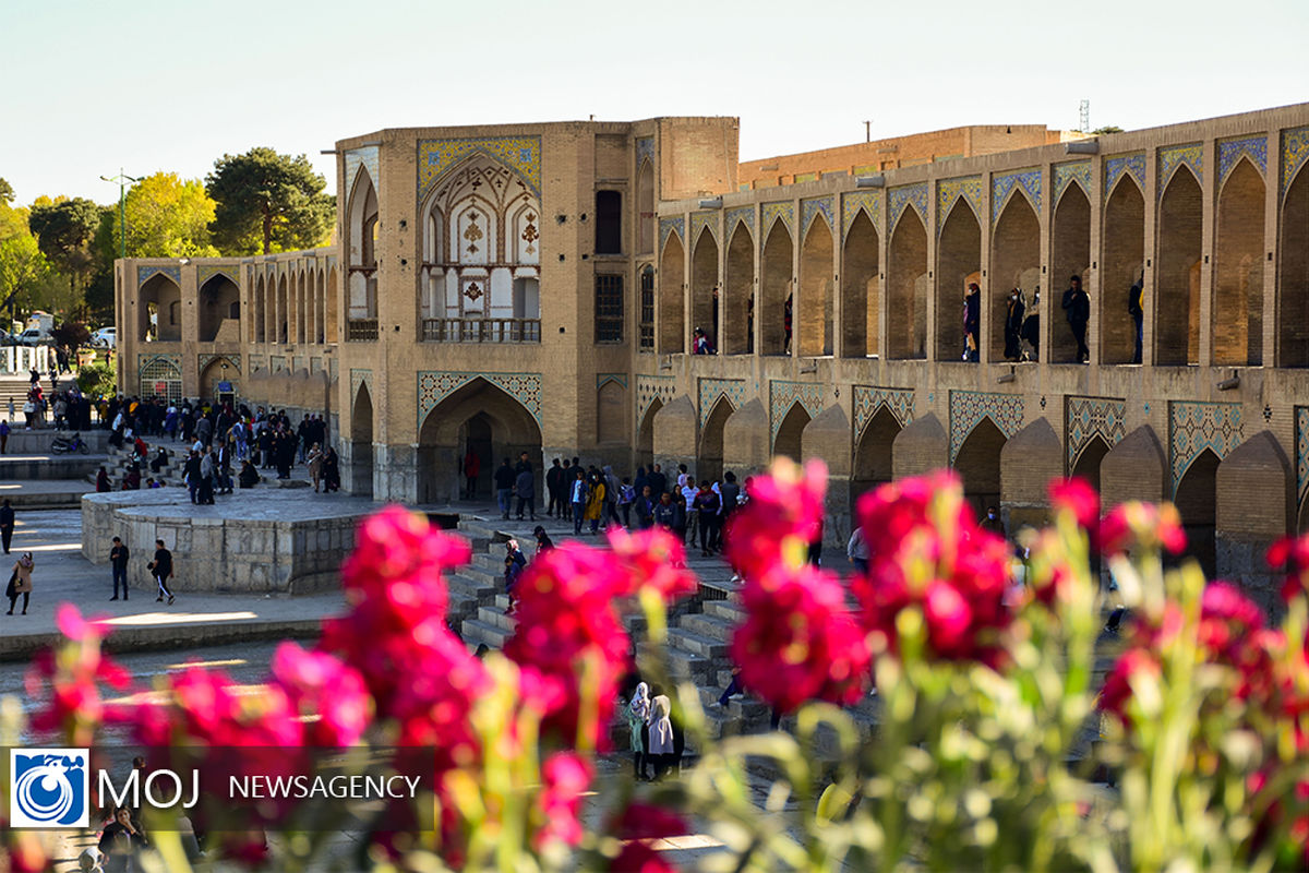 مسافران نوروزی در کنار زاینده رود 