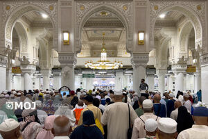 یکی از زائران حج عمره از مسجدالحرام پایین پرید