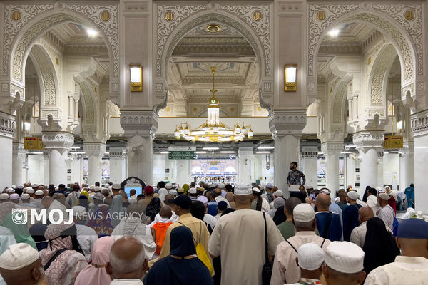 یکی از زائران حج عمره از مسجدالحرام پایین پرید