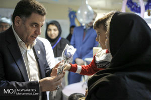 عیادت رییس جمعیت هلال احمر از مصدومین زلزله غرب کشور