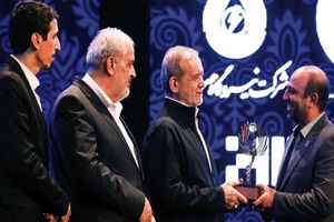 رئیس‌جمهوری جایزه سرمایه‌گذار برتر نیروگاه‌های خورشیدی کشور را به گروه فولاد مبارکه اهدا کرد