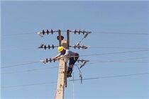 تلاش نیروهای عملیات برق حاجی‌آباد برای ترمیم خسارت‌های تندباد و توفان