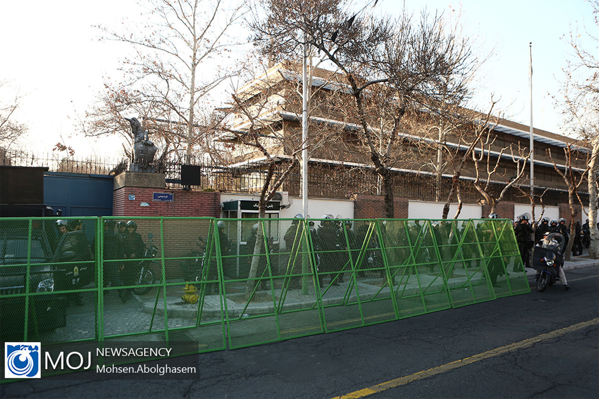 تجمع اعتراضی مردم مقابل سفارت انگلیس