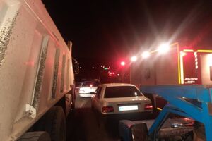 تصادف زنجیره‌ای دست‌کم ۱۵ خودرو در بزرگراه امام علی تهران به دلیل نشت گازوییل + فیلم