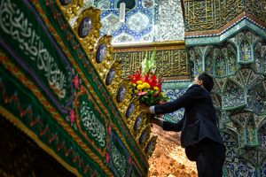 ضریح مطهر حضرت معصومه(س) با مشارکت شهرداری قم گل آرایی شد