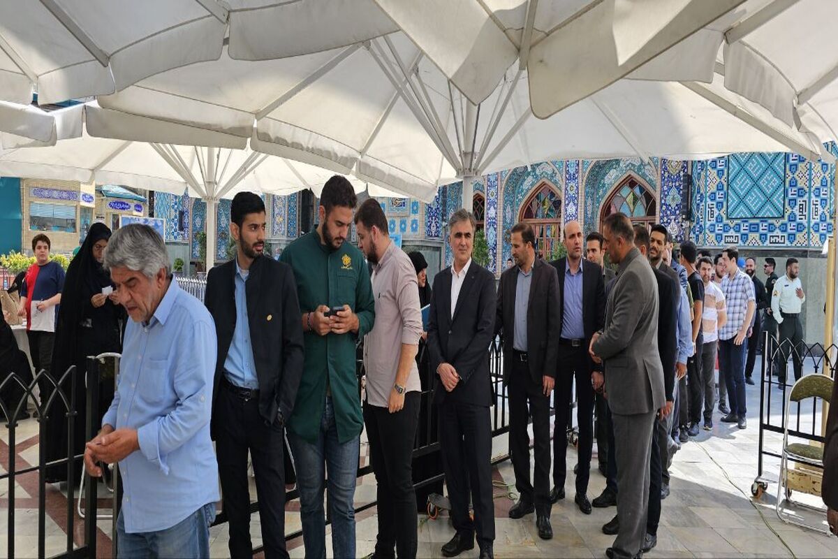 رئیس بانک مرکزی رای خود را به صندوق انداخت