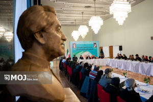 نشست جمعی از هنرمندان با معاون اول رئیس جمهوری