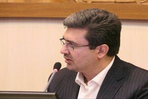 لوح سپاس استاندار یزد به سید محمد رستگاری با عنوان رئیس انجمن کتابخانه های عمومی برتر اهدا شد