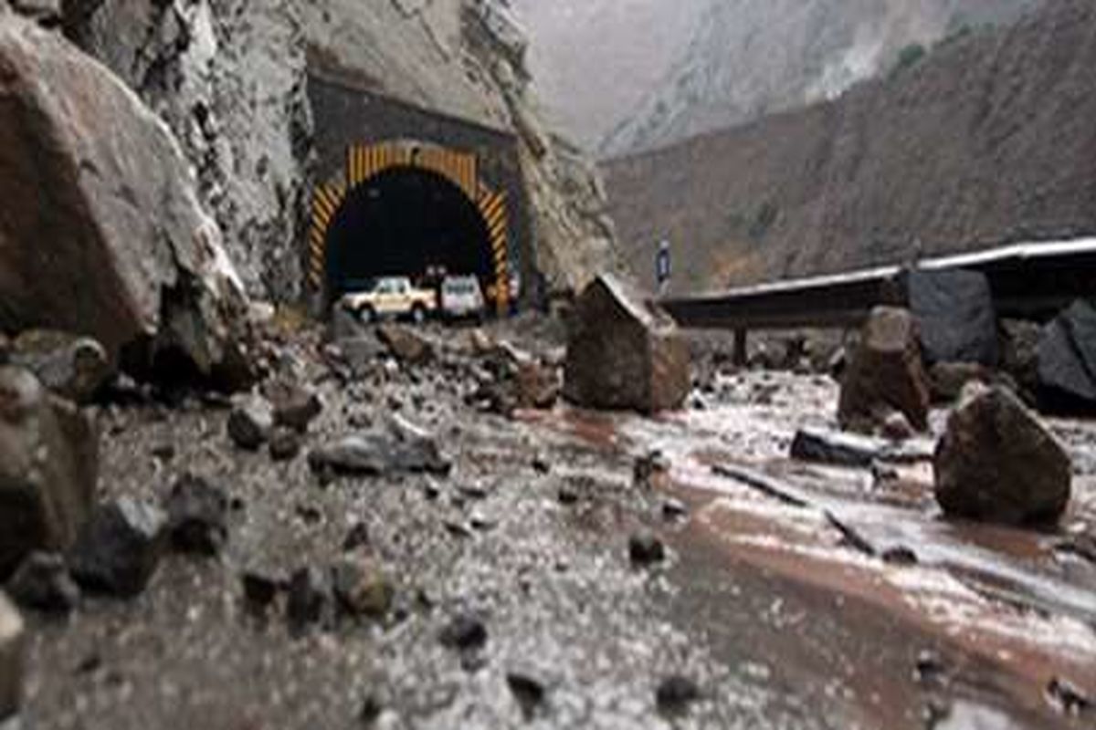 ریزش کوه در محور هراز