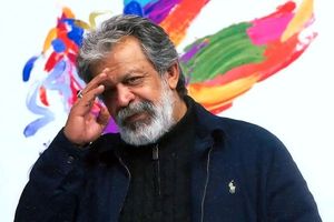 تشویق طولانی «حسن پورشیرازی» هنگام دریافت جایزه جشن منتقدان + فیلم