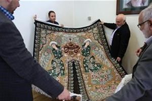 اهدا فرش نفیس ابریشمی بافت اصفهان به موزه آستان قدس رضوی 