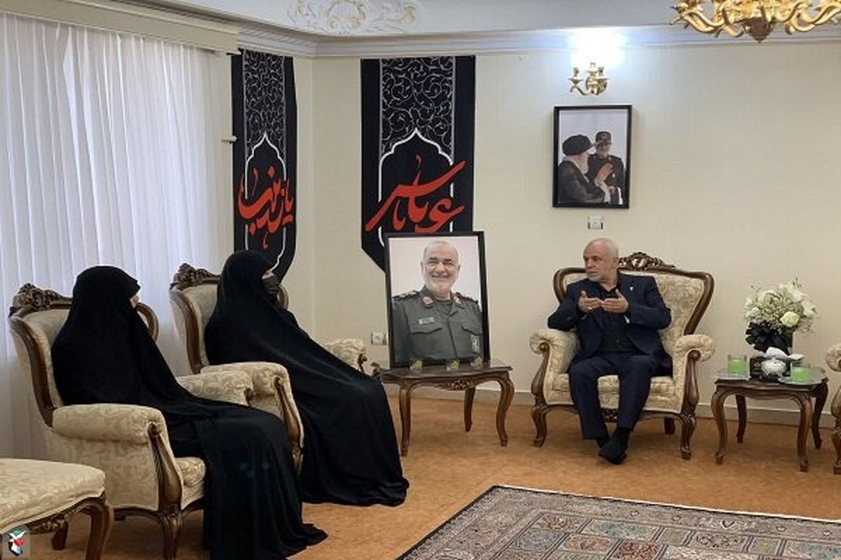 رئیس بنیاد شهید و امور ایثارگران با خانواده سردار شهید سلامی دیدار شد