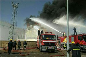 صنعت پتروشیمی در محاصره حریق / ابهام در عمدی بودن آتش سوزی پتروشیمی بیستون