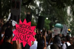 تظاهرات مخالفان واکسن کرونا در آمریکا