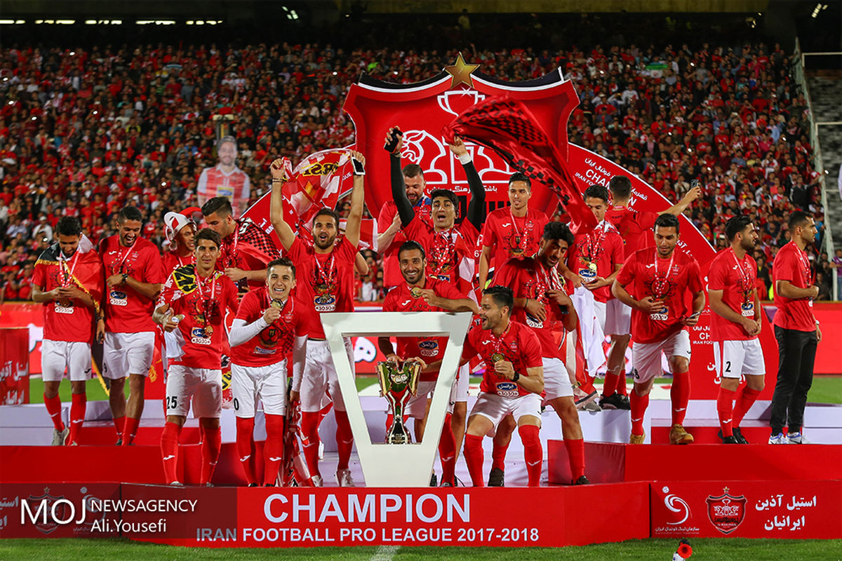 جام قهرمانی هفدهمین دوره لیگ برتر فوتبال به باشگاه پرسپولیس