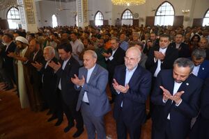 حضور قالیباف در جمع نمازگزاران مسجد یثرب کراچی + فیلم