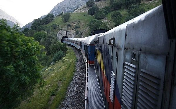 راه آهن لرستان به زائرین اربعین حسینی خدمات ارائه میدهد