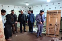 توزیع لوازم خانگی در بین تعدادی از سیل‌زدگان شهرک سرطاف ایلام