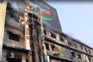 سفیر ایران در پاکستان با خانواده‌های قربانیان آتش‌سوزی در کراچی ابراز همدردی کرد